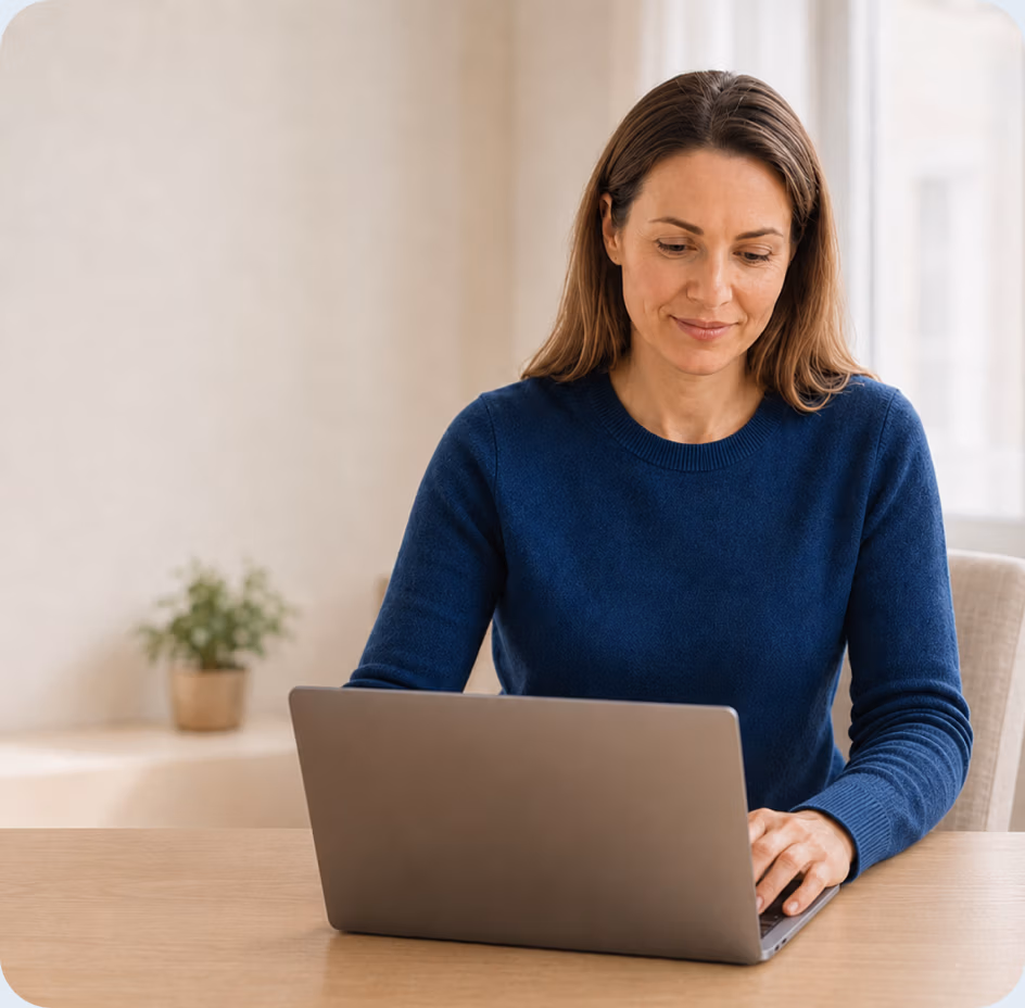 Complianceprofessional die een geval van Enhanced Due Diligence op een laptop beoordeelt